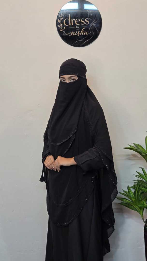 New Nurani Hijab (Black Colour Black Stone)
নিউ নূরানি হিজাব
ফেব্রিক্স শিপন জরজেট 
বেলজিয়াম স্টোনের কাজ করা
আলাদা একটি নিকাব পাচ্ছেন সম্পূর্ণ ফ্রি
সামনে লং ৪১, পিছনে ৫২
বডি ফ্রি সাইজ