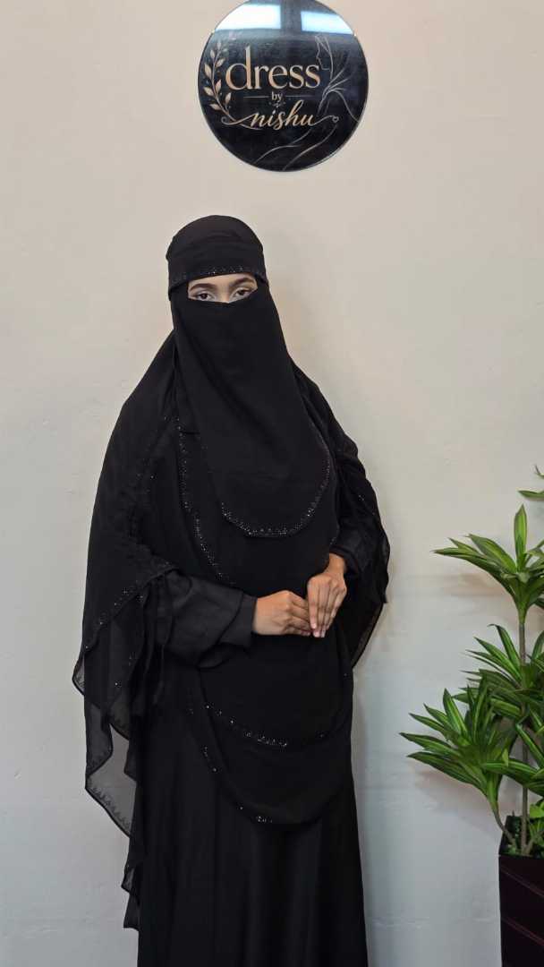 New Nurani Hijab (Black Colour Black Stone)
নিউ নূরানি হিজাব
ফেব্রিক্স শিপন জরজেট 
বেলজিয়াম স্টোনের কাজ করা
আলাদা একটি নিকাব পাচ্ছেন সম্পূর্ণ ফ্রি
সামনে লং ৪১, পিছনে ৫২
বডি ফ্রি সাইজ
